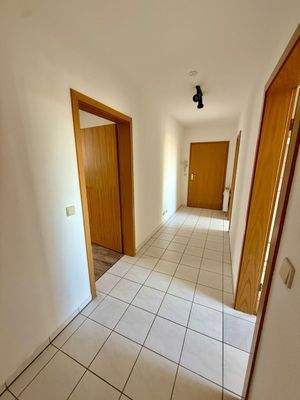 Heller Flur mit Türen