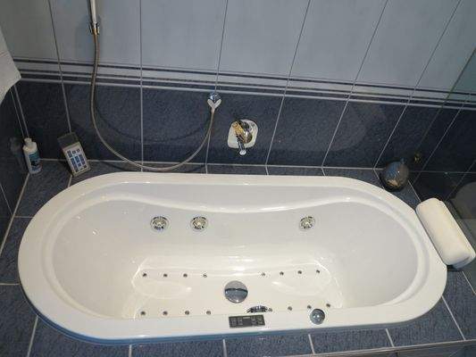 Badewanne mit Massagefunktion