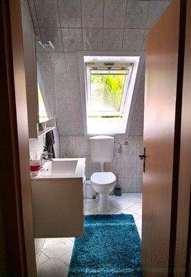 Bad mit Dusche im Dachgeschoss