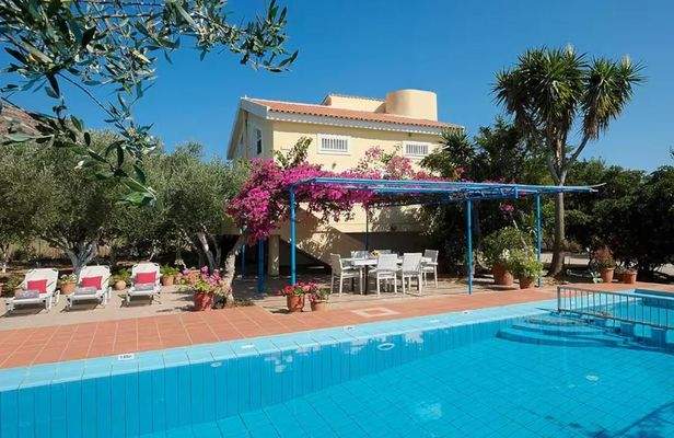 Kreta, Kalyves: Helle Villa zu verkaufen, nur wenige Schritte vom Meer entfernt