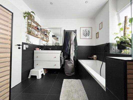 Badezimmer mit Wanne/Dusche