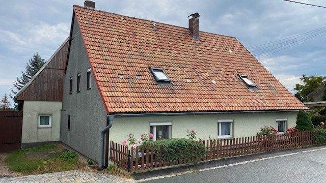 Starßenansicht mit angebauter Scheune