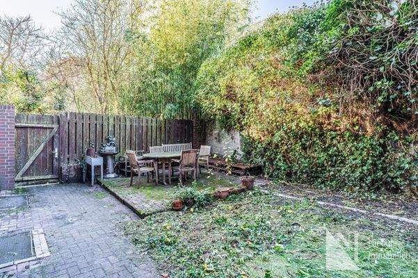 Grüner Innenhof m. Terrasse