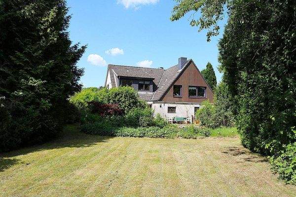 Blick vom Garten auf das Haus