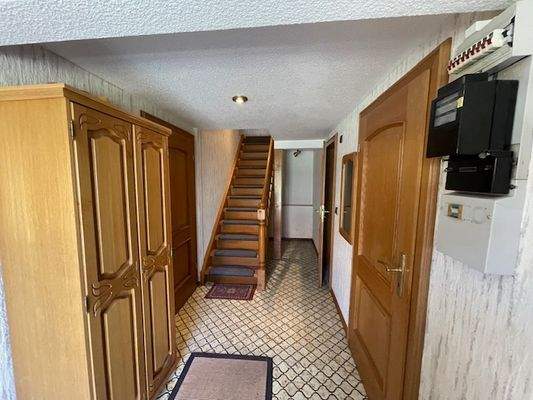 Massive Holztreppe ins OG