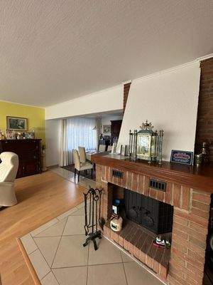 Karmin mit Sicht auf Esszimmer