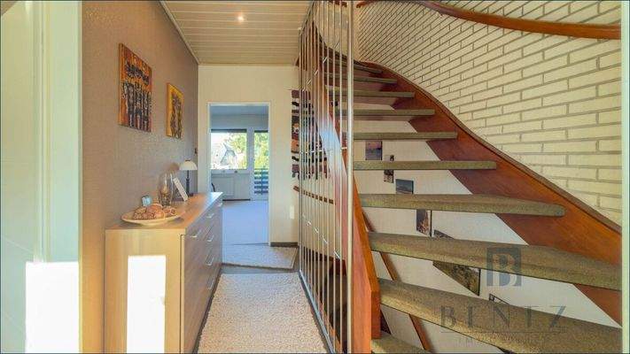 Flur und Zugang zum Dachgeschoss