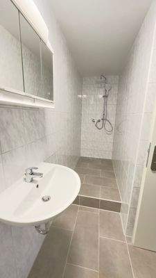 Parterre: Bad, Dusche