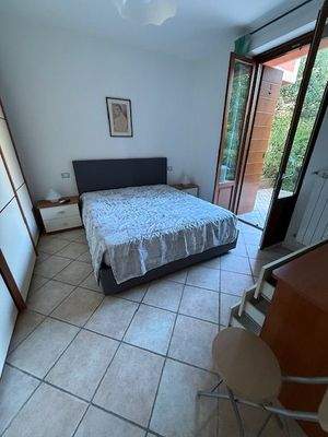 Schlafzimmer mit Doppelbett