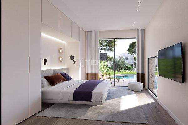 Elegant Villas in a Complex with Pool Near Amenities in Madrid