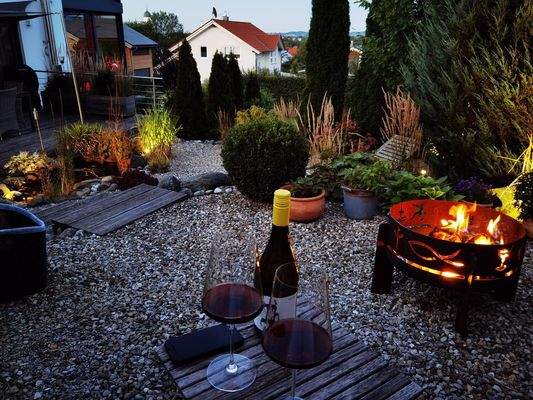 1 Garten oberer Sitzplatzbereich mit Feuerschale