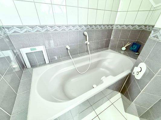 Bad mit Wanne und Dusche.jpeg