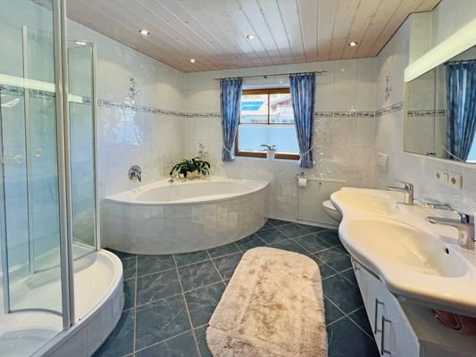 Hauptbadezimmer im Obergeschoss