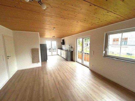 Blick über Wohnen- und Essen zur Küche