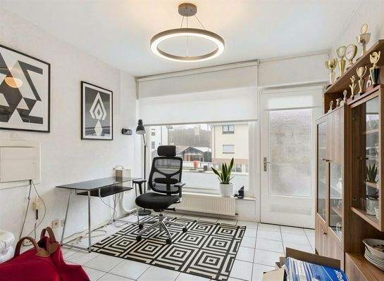 Büro Werkstatt - (KI generiert)