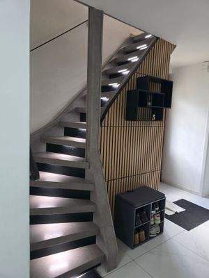 Treppenaufgang mit Beleuchtung.jpg