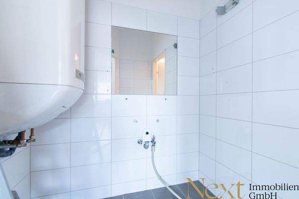 Sanitärraum mit Waschmaschinenanschluss