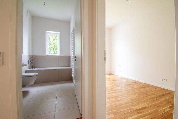 Wannenbad + Zimmer 1