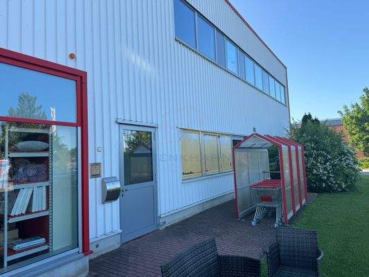 Nebeneingang + Einkaufswägen