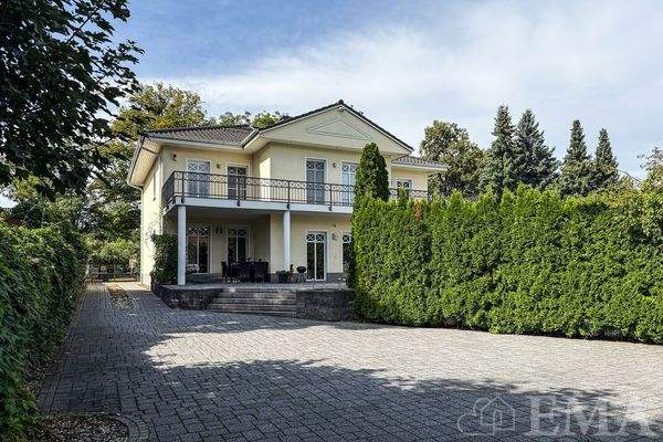 Hausansicht mit Zufahrt