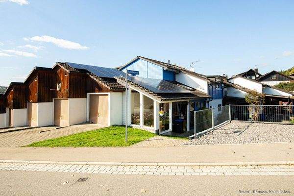 Außenansicht inkl. Garagen