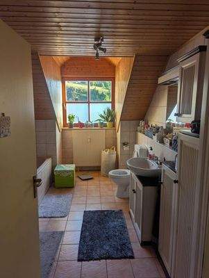 Badezimmer mit Einbauschränken