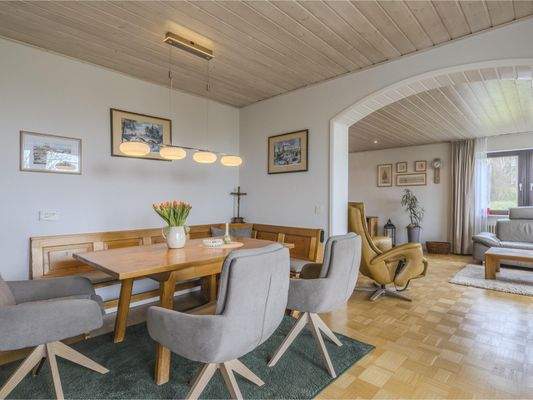 Esszimmer mit Blick ins Wohnzimmer