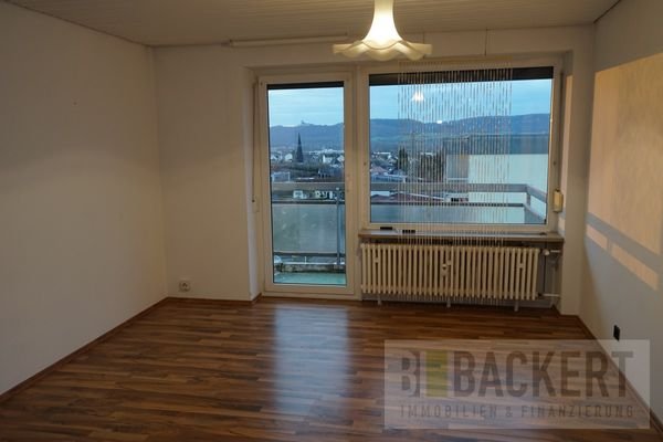 Wohnzimmer mit Zugang zum Balkon