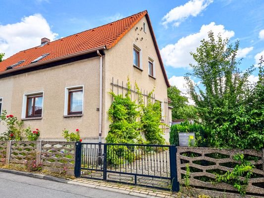 straßenseitige Gebäudeansicht