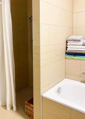 Bad mit Wanne und Dusche 