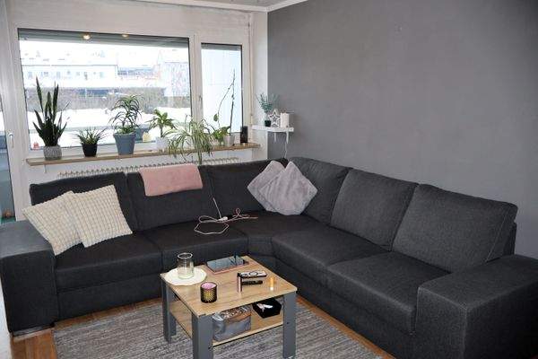 Großes Wohnzimmer mit Balkon