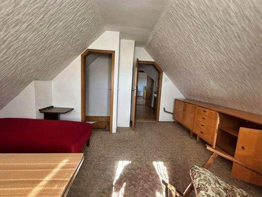 Wohneinheit 4 - Büro mit Treppenaufgang vom Obergeschoss und Durchgang zur Ankleide