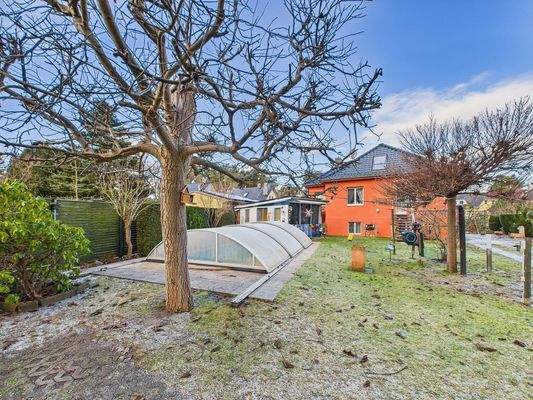 Blick in den Garten und auf den Pool