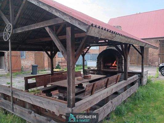 überdachte Sitzmöglichkeit 