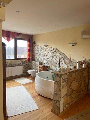 Großes Badezimmer im Dachgeschoss!