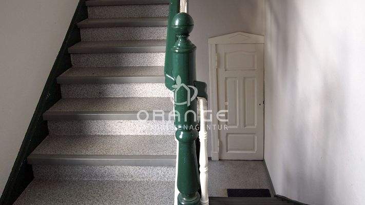 Treppenhaus und Zugang zur Etagenwohnung im Obergeschoss