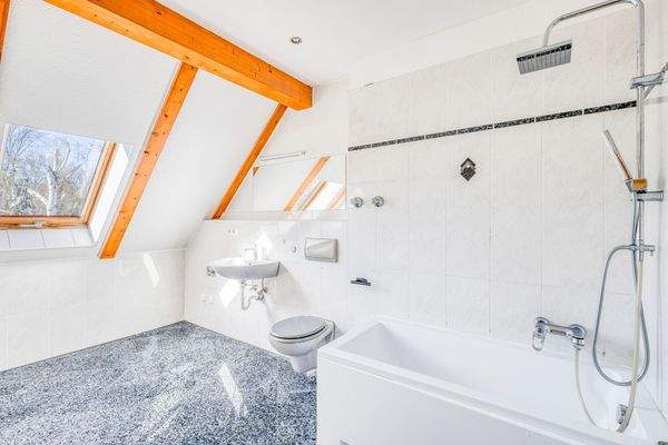 Modernes und lichtdurchflutes Badezimmer im Obergeschoss