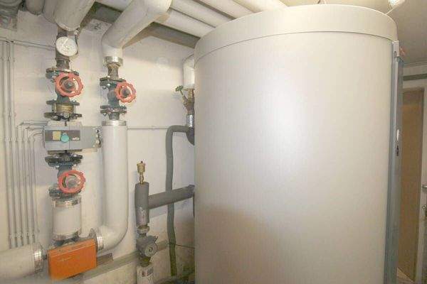 Großes 1.000 Liter fassender Warmwassertank für 9 Mietparteien