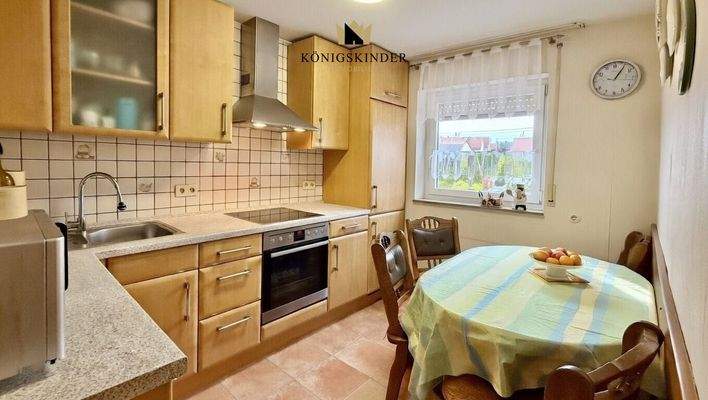 Die Küche der Eigentumswohnung mit integrierter Haushaltsgeräte