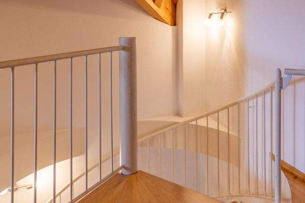 Licht, Holz & Wohngenuss – Charme pur auf drei Etagen mit Schwedenofen und stilvoller Wendeltreppe