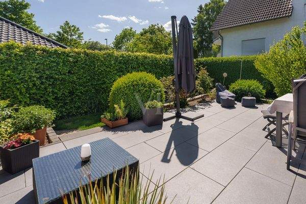 Terrasse mit elektrischer Markise