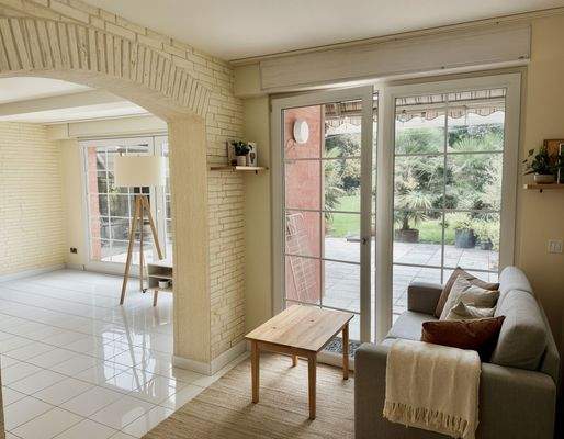 Haus I.Blick Küche zur Terrasse WZ - (Homestaging KI generiert)