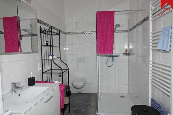 Badezimmer mit Dusche