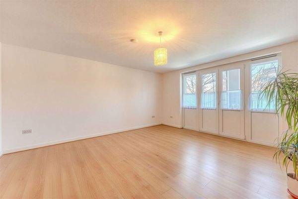 Wohnzimmer mit Zugang zum Balkon - (KI generiert)