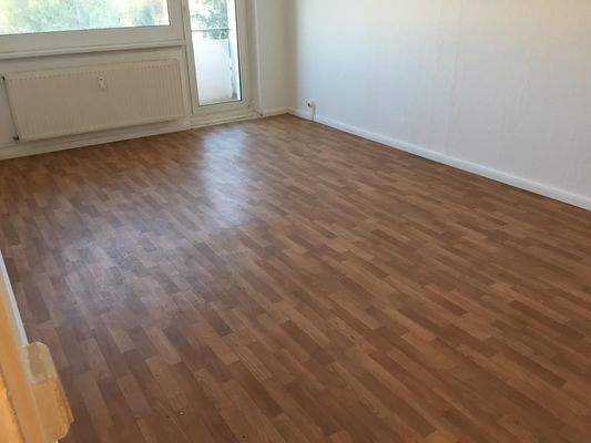 Wohnzimmer mit Balkonzugang