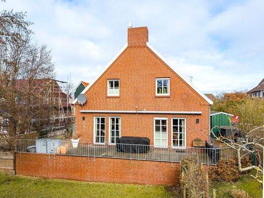 Blick von Süden auf die großzügige Terrasse