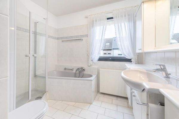 Großzügiges Vollbad