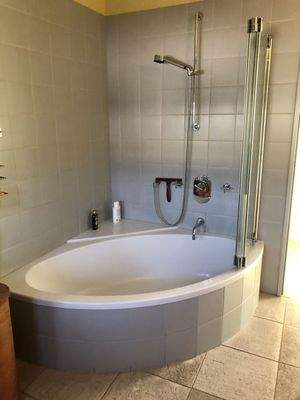 Bad mit Wanne und Toilette