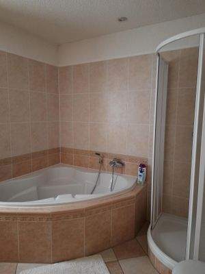 Badezimmer mit Wanne und Dusche im OG