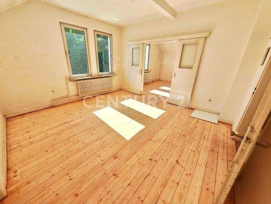 großes Schlafzimmer mit abgetrenntem Ankleideraum im OG